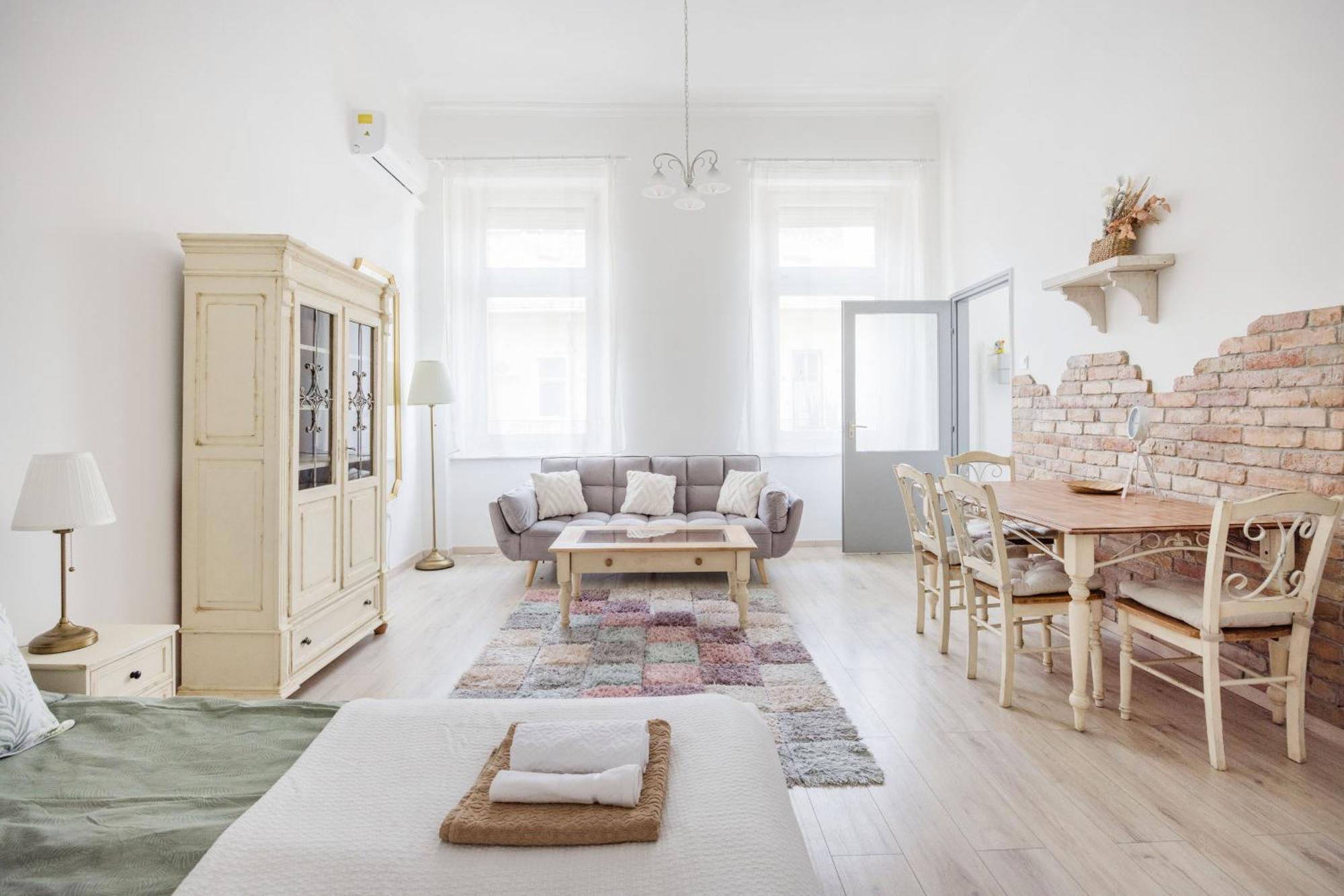 A Touch Of Provence And Pastels In The Centre Apartment Budapest Bagian luar foto