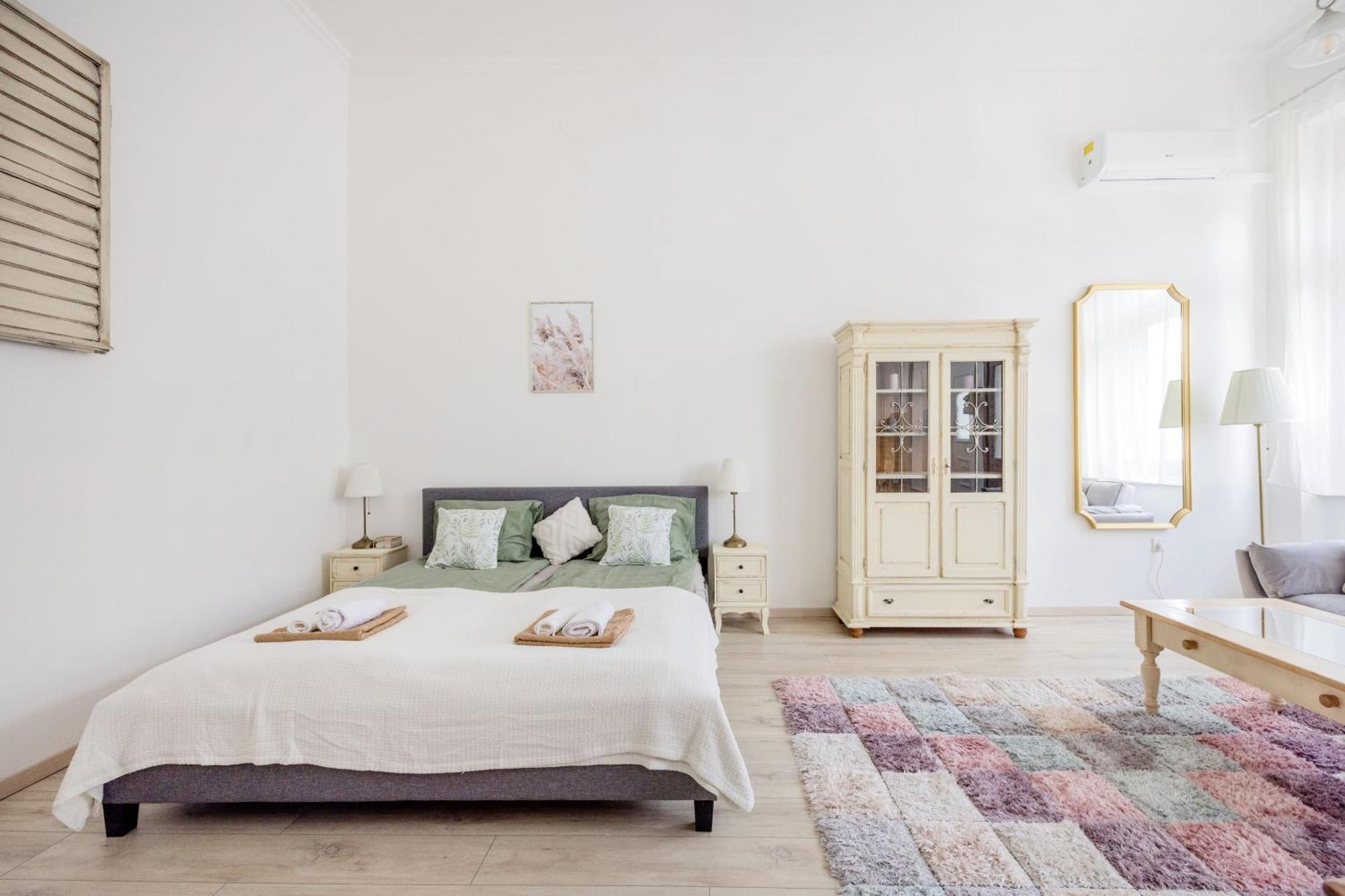 A Touch Of Provence And Pastels In The Centre Apartment Budapest Bagian luar foto