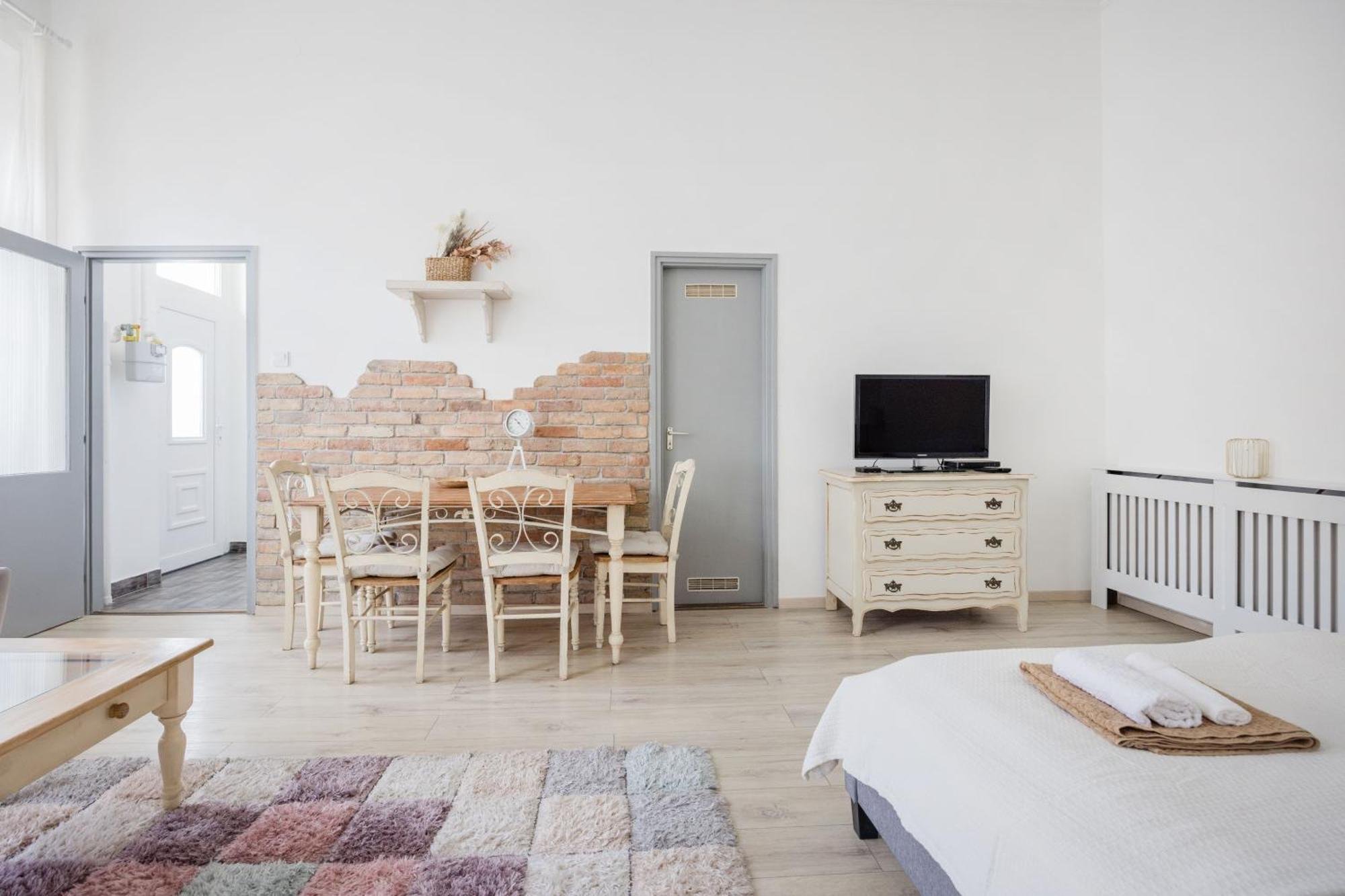 A Touch Of Provence And Pastels In The Centre Apartment Budapest Bagian luar foto