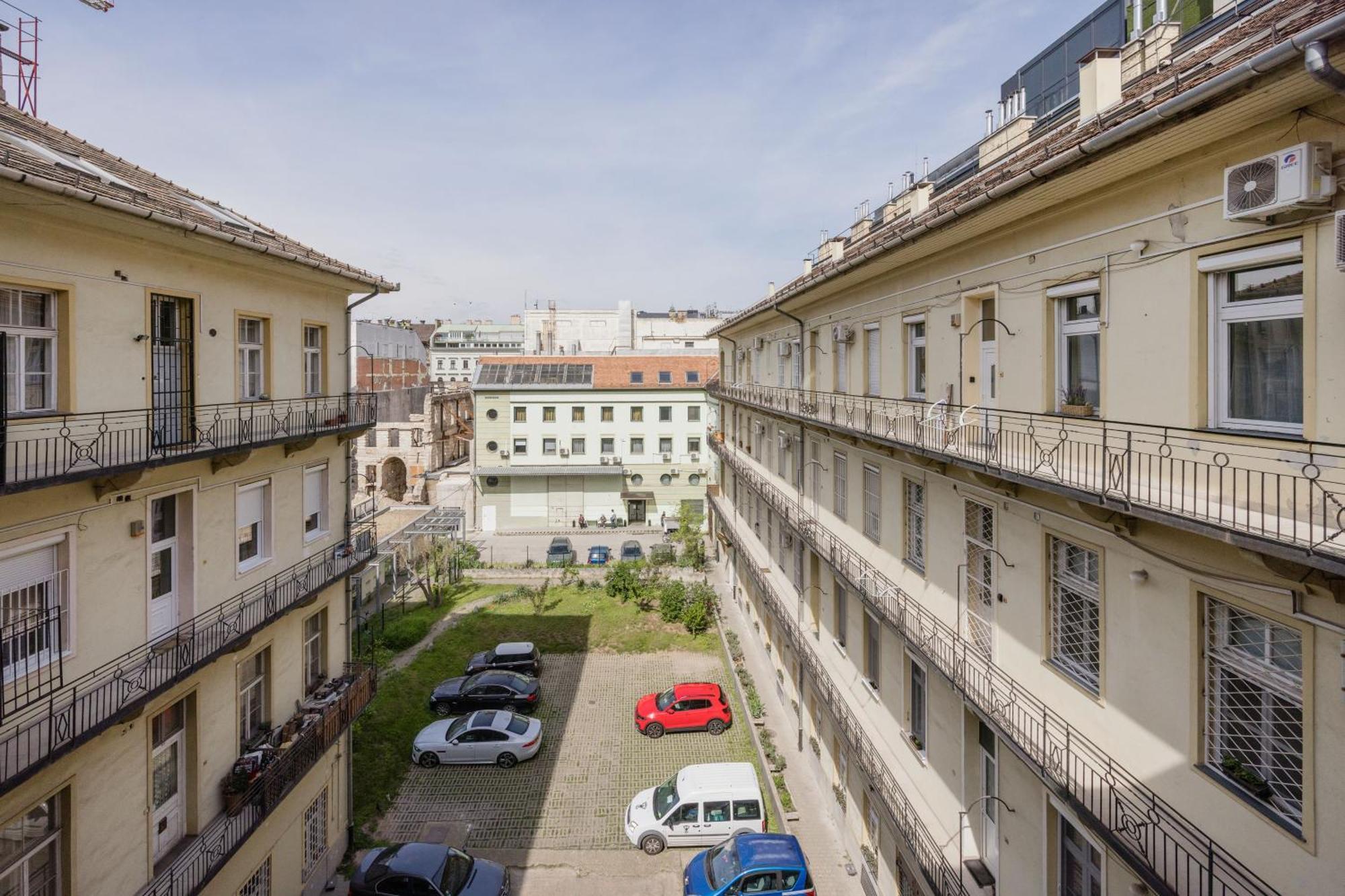 A Touch Of Provence And Pastels In The Centre Apartment Budapest Bagian luar foto